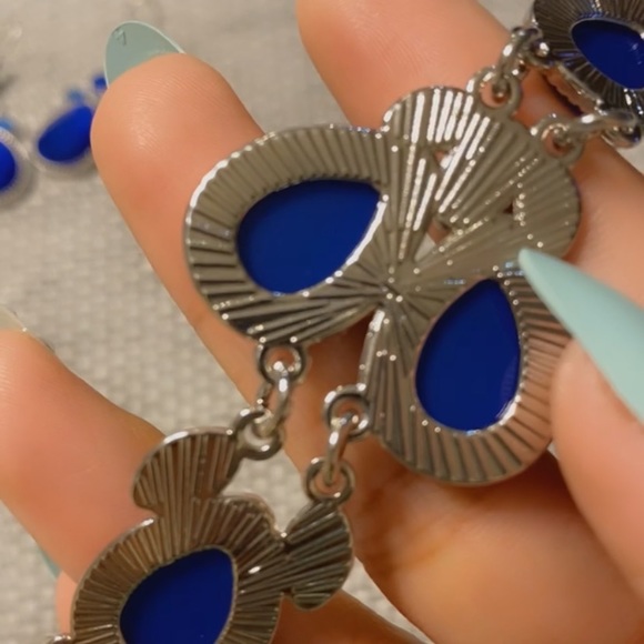 Stylish Shimmer Blue Necklace and Earring Set! (Bundle Set) - Picture 6 of 9